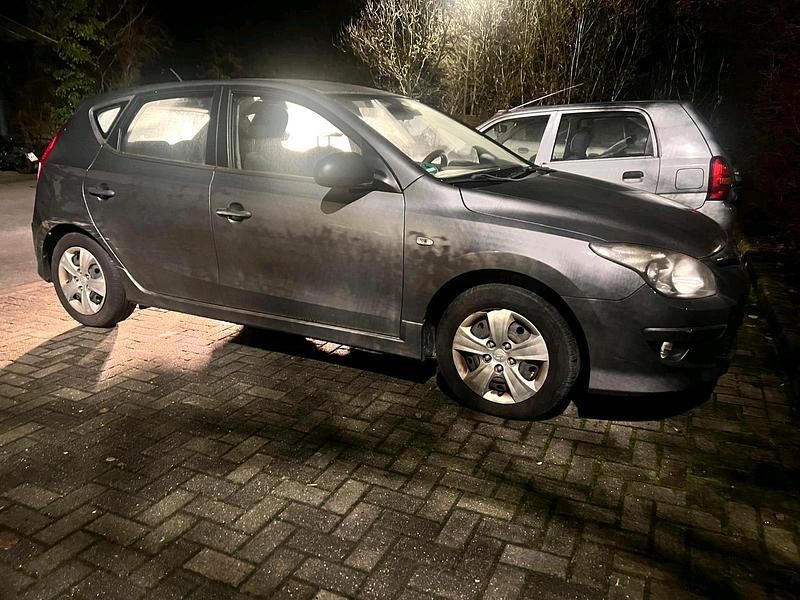 Grau Gebraucht 2011 Hyundai i30 Kombi | 1.000 € (Superpreis) - Bild 1/4