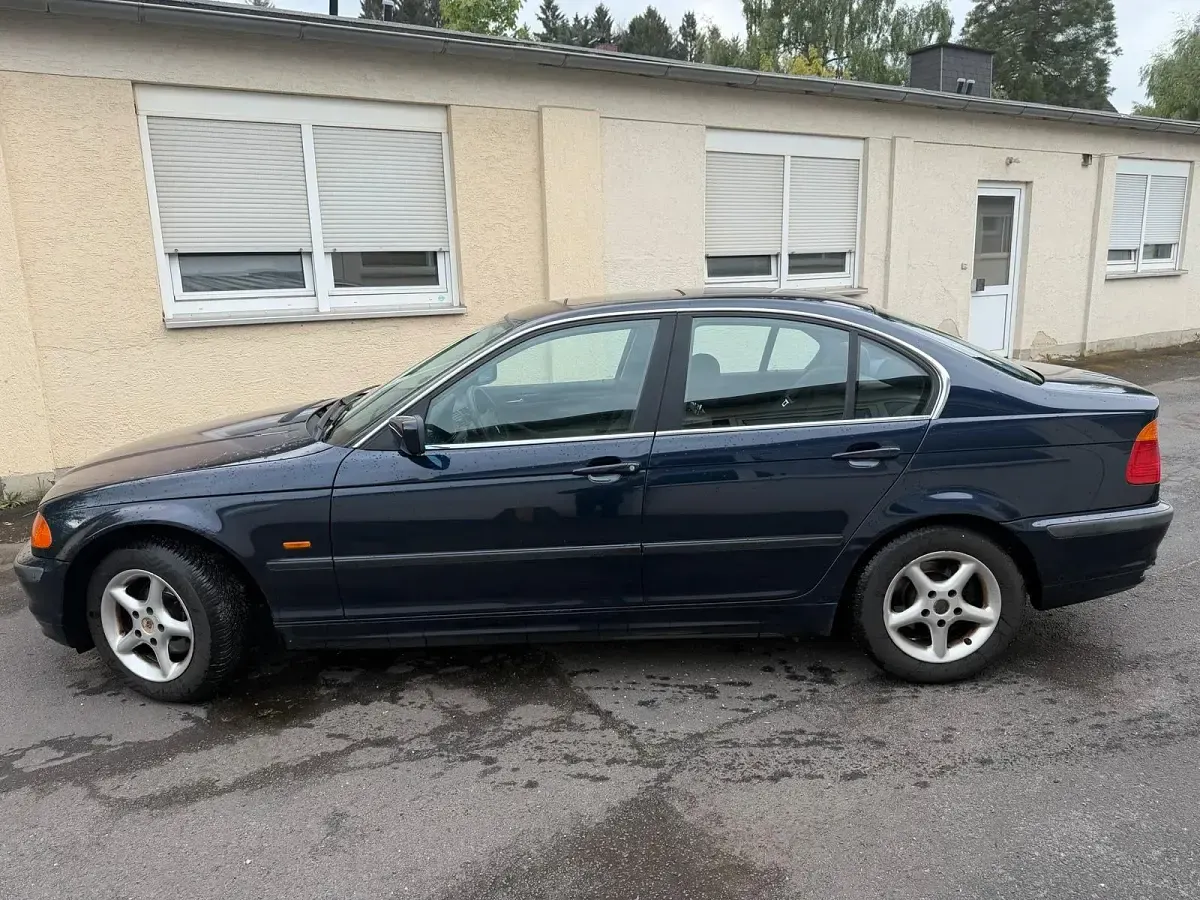 Używany BMW 320 150 KM (110 kW) 1999 Niebieski Sedan/Limuzyna