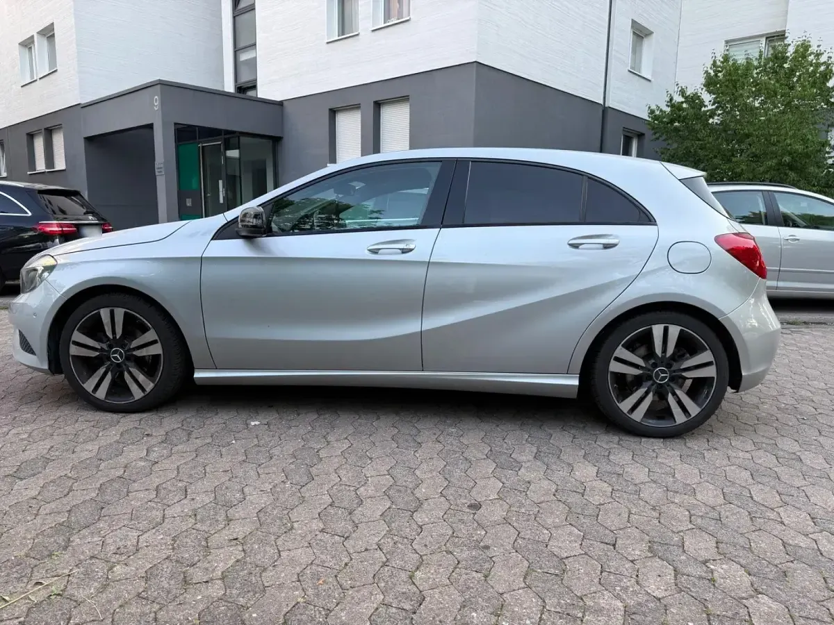 Gebraucht Mercedes A200 Urban 136 PS (100 kW) 2015 Silber Kleinwagen