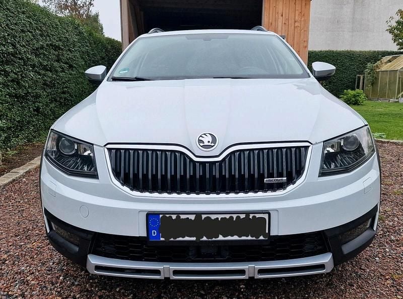 Weiß Gebraucht 2015 Skoda Octavia Scout Scout 4x4 Kombi | 11.900 € - Bild 1/4