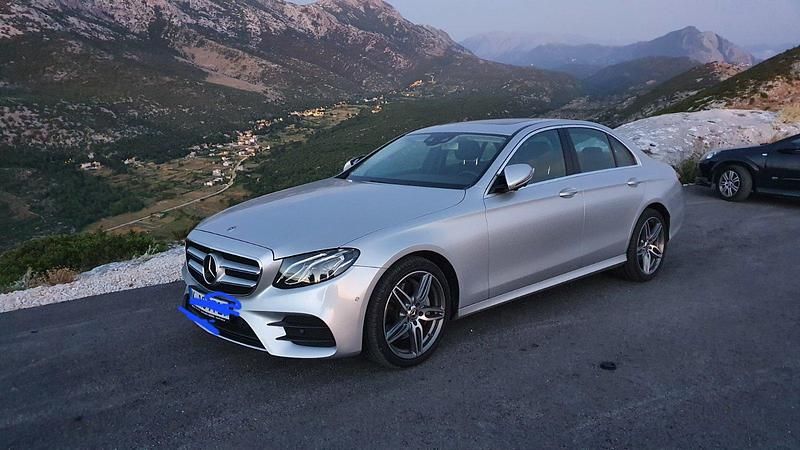 Silber Gebraucht 2018 Mercedes E200 AMG line Limousine | 26.999 € - Bild 1/4