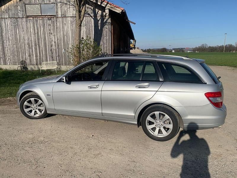 Silber Gebraucht 2011 Mercedes C200 Avantgarde Limousine | 6.900 € (Superpreis) - Bild 1/4