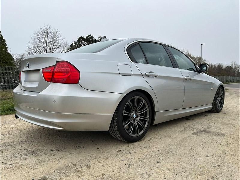 Gebraucht BMW 325 Sport Line 197 PS (144 kW) 2009 Silber Limousine