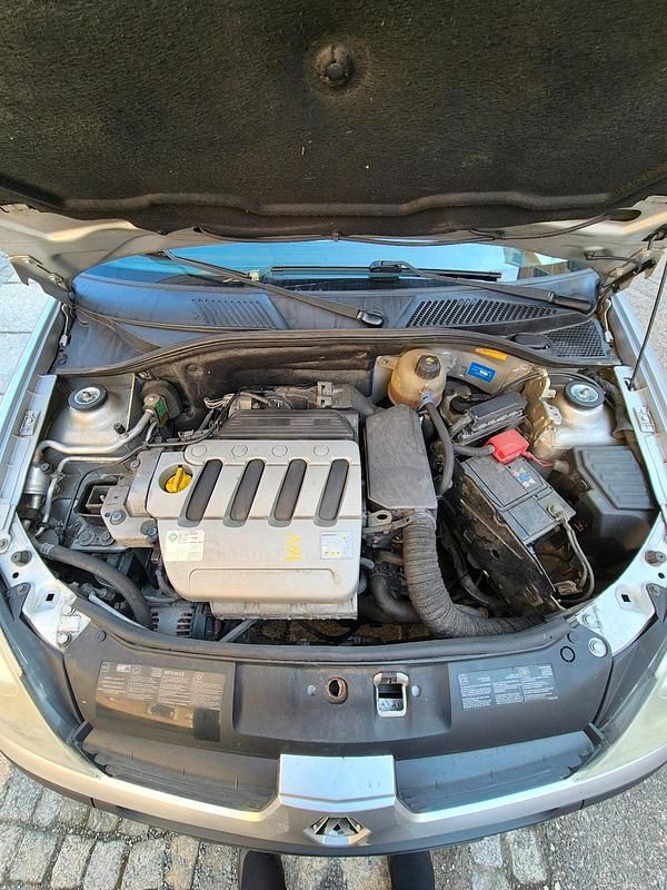 Gebraucht Renault Clio II 98 PS (72 kW) 2005 Silber Kleinwagen