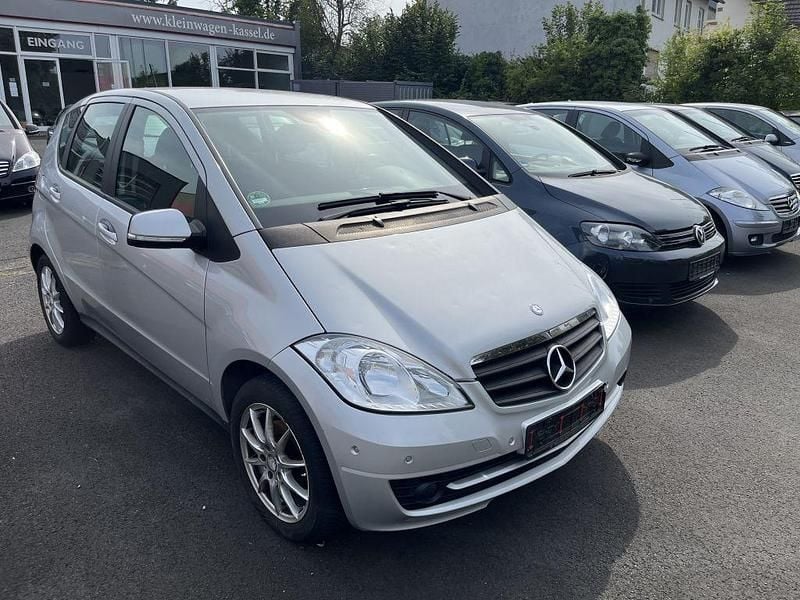 Polarsilber metallic Gebraucht 2009 Mercedes A180 Limousine | 5.950 € - Bild 1/4