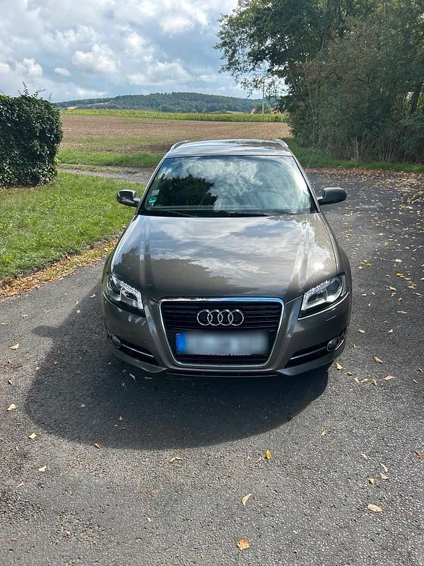 Braun Gebraucht 2012 Audi A3 Sportback Kleinwagen | 7.999 € (Fairer Preis) - Bild 1/4