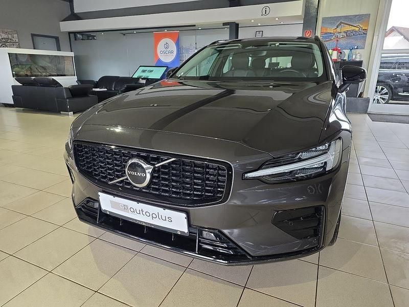 Gebraucht Volvo V60 Plus 197 PS (144 kW) 2023 Platinum grey Kombi