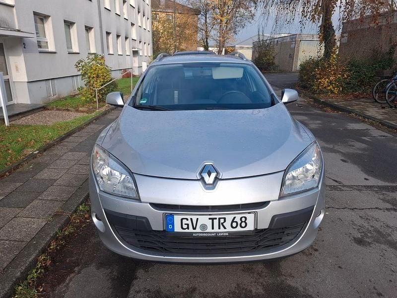 Silber Gebraucht 2011 Renault Mégane III Dynamique Limousine | 4.000 € (Guter Preis) - Bild 1/4