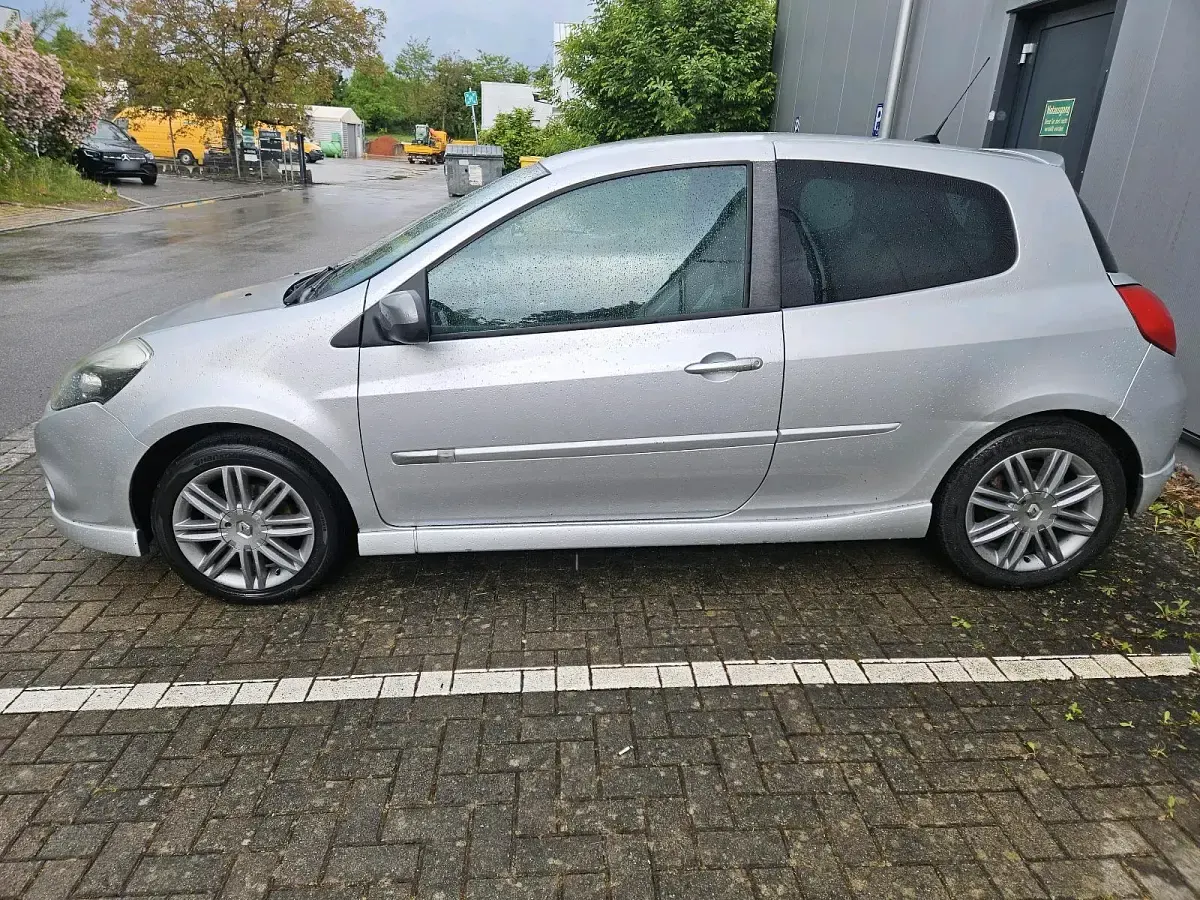 Używany Renault Clio II 128 KM (94 kW) 2010 Srebrny Hatchback