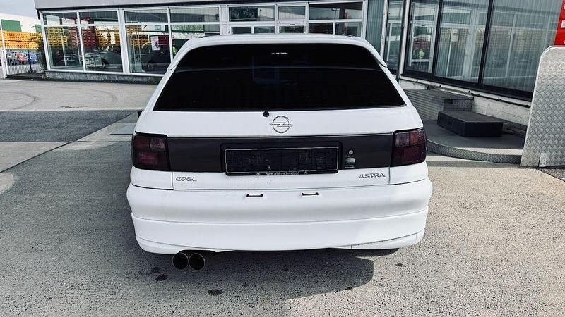 Second-hand Opel Astra 116 CP (85 kW) 1995 Alb Coupe