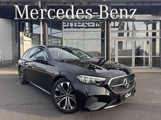 Obsidianschwarz metallic Gebraucht 2023 Mercedes E200 Avantgarde Kombi | 44.890 € (Teuer) - Bild 1/4