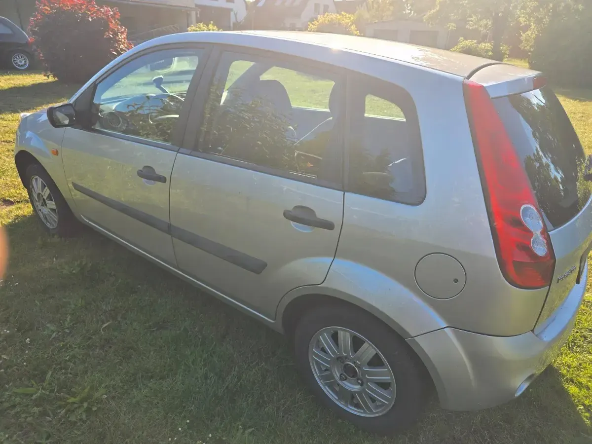Gebraucht Ford Fiesta 60 PS (44 kW) 2007 Silber Kleinwagen