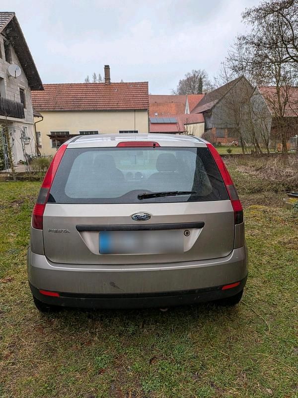 Używany Ford Fiesta 60 KM (44 kW) 2004 Złoty Hatchback