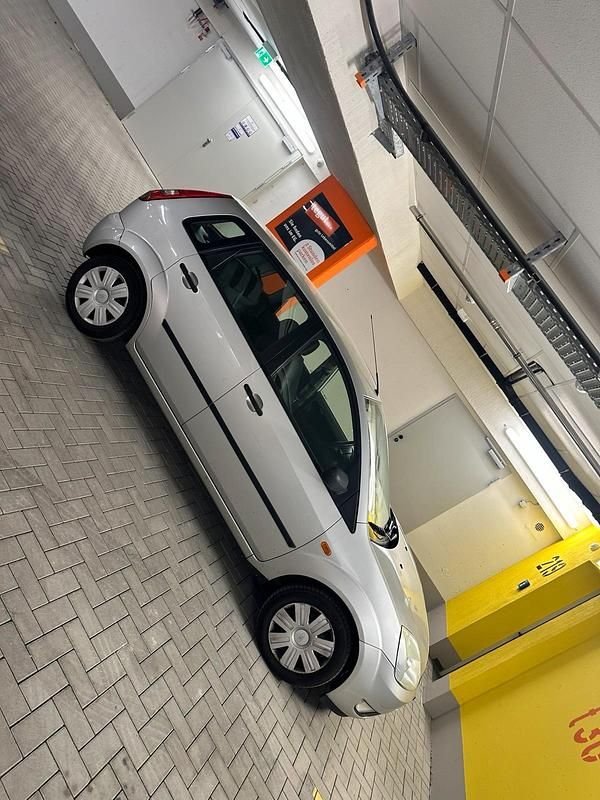 Gebraucht Ford Fiesta 70 PS (51 kW) 2005 Grau Kleinwagen