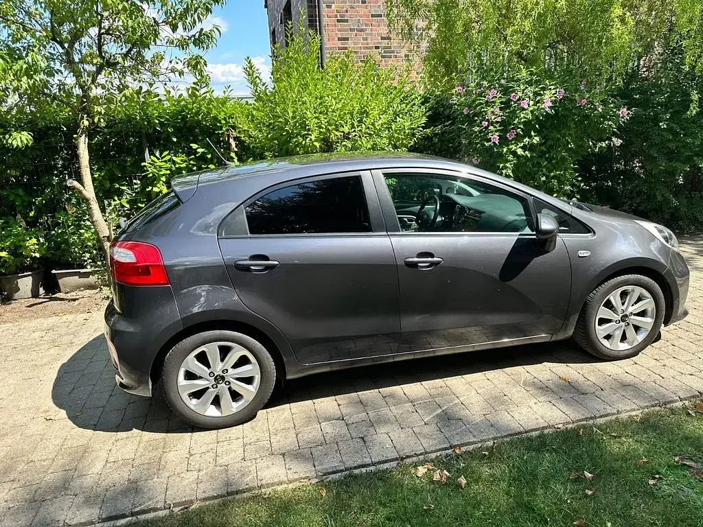 Gebraucht Kia Rio Attract 84 PS (61 kW) 2015 Grau Limousine