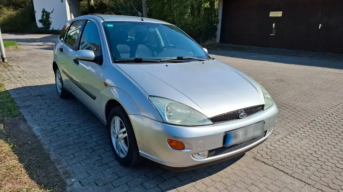Używany Ford Focus 101 KM (74 kW) 2001 Srebrny Sedan/Limuzyna