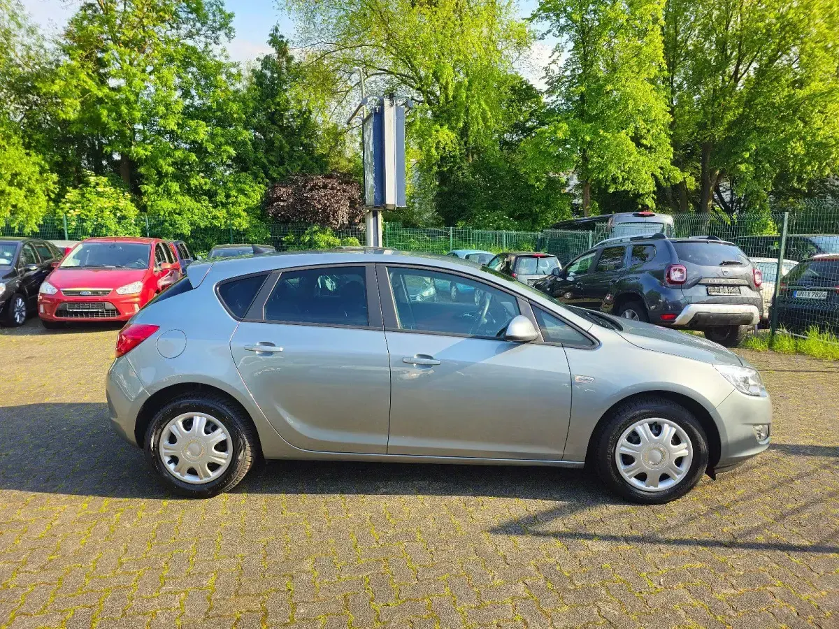 Gebraucht Opel Astra Design Edition 116 PS (85 kW) 2011 Silber Limousine