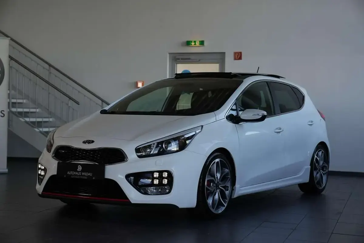 Gebraucht Kia Ceed GT-Track 204 PS (150 kW) 2016 Weiß Kleinwagen