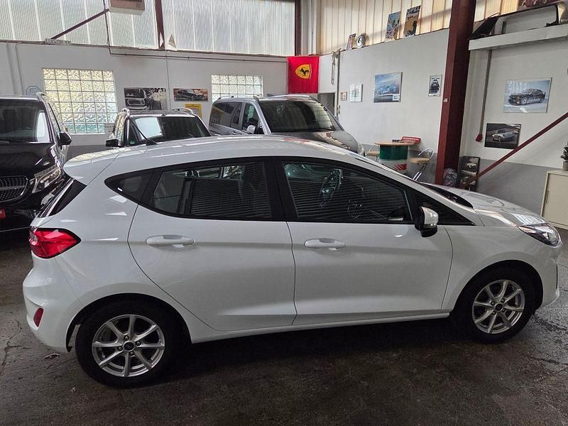 Gebraucht Ford Fiesta Cool & Connect 75 PS (55 kW) 2022 Weiß Kleinwagen