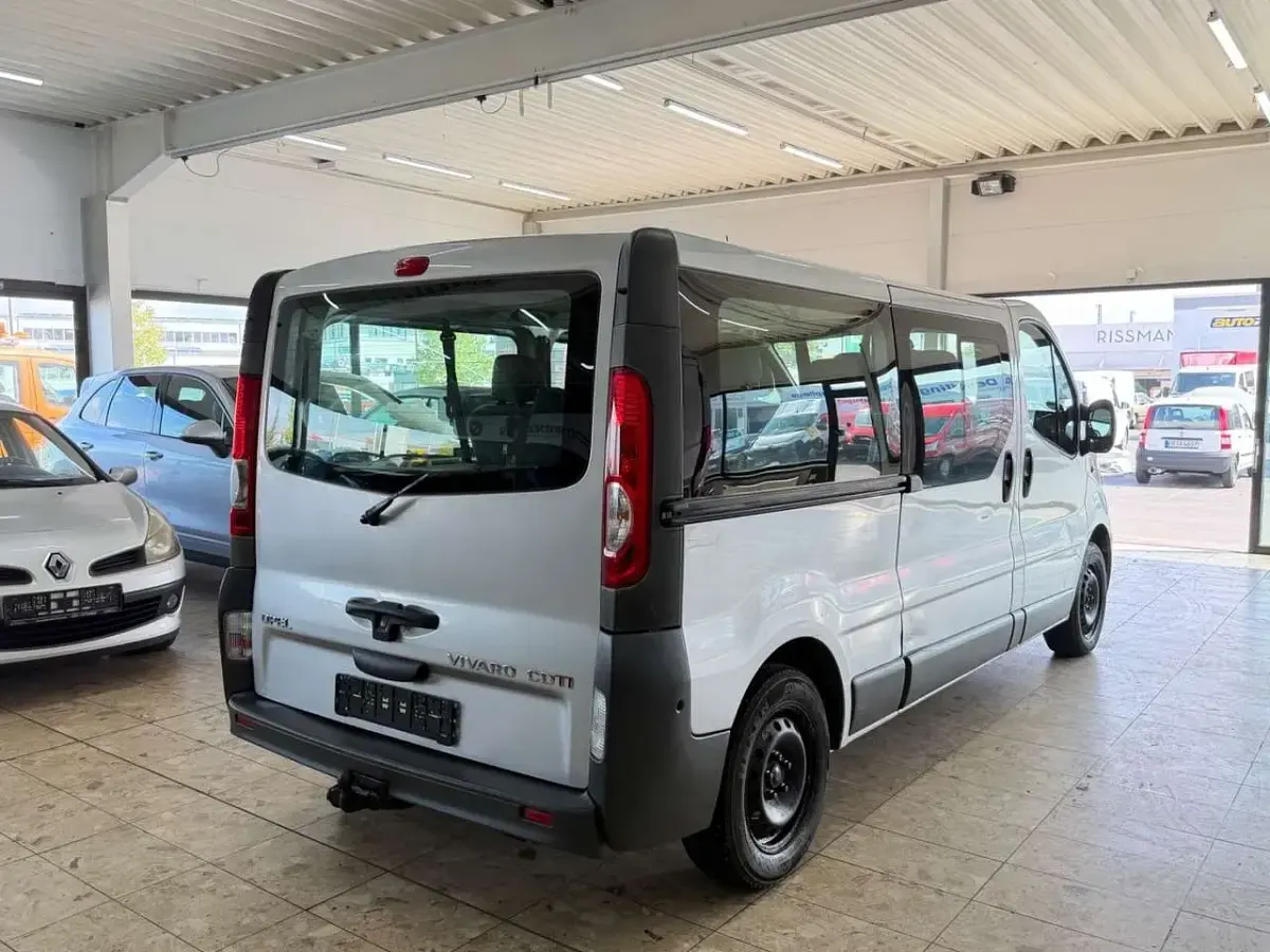 Gebraucht Opel Vivaro 114 PS (83 kW) 2007 Starsilber m2 Van / Kleinbus