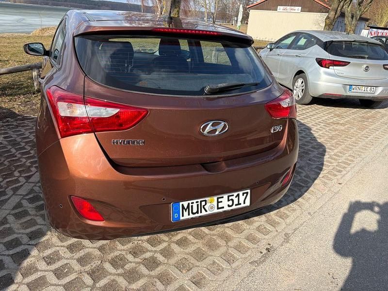 Gebraucht Hyundai i30 Trend 135 PS (99 kW) 2014 Braun Limousine