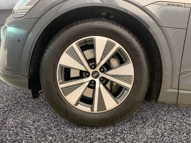 Gebraucht Audi Q8 e-tron Advanced Plus 300 kW (408 PS) 2024 Manhattangrau metallic SUV