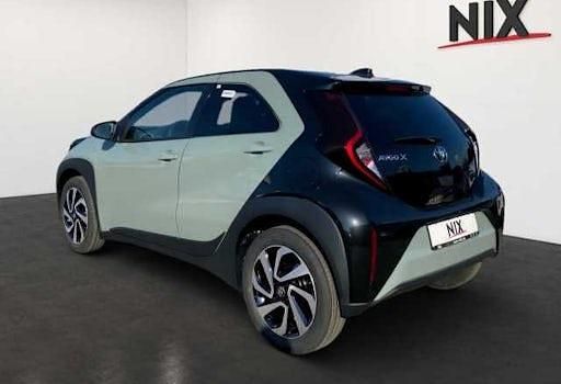 Neu Toyota Aygo X Team 72 PS (52 kW) 2025 Grün SUV