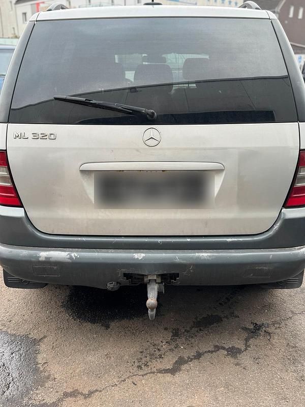 Gebraucht Mercedes ML320 214 PS (157 kW) 2002 Silber SUV