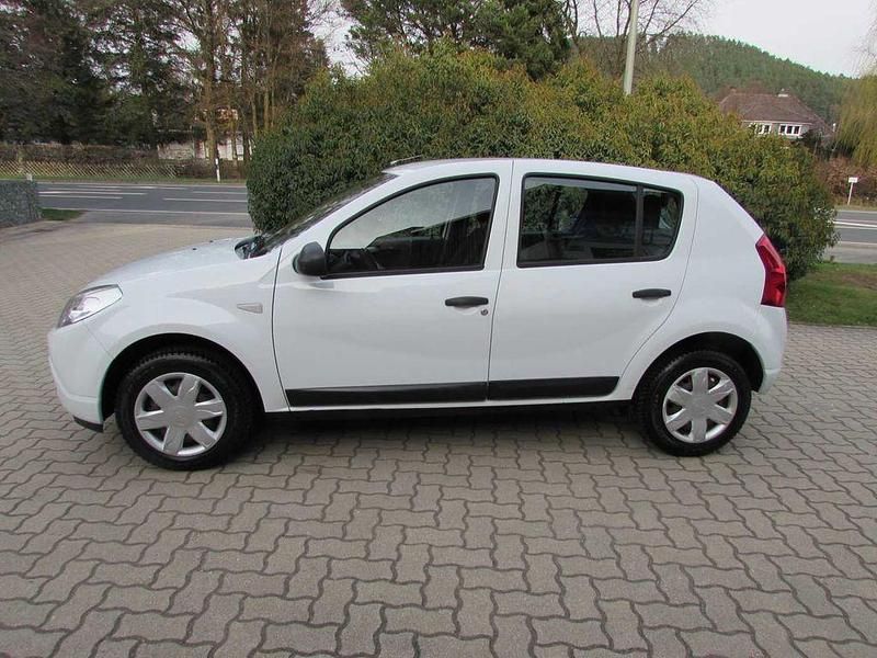 Gebraucht Dacia Sandero Ambiance 75 PS (55 kW) 2010 Arktisweiß Limousine