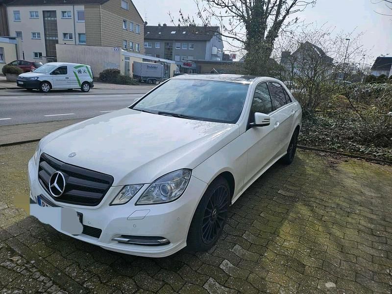 Weiß Gebraucht 2025 Mercedes 220 Limousine | 10.500 € - Bild 1/4