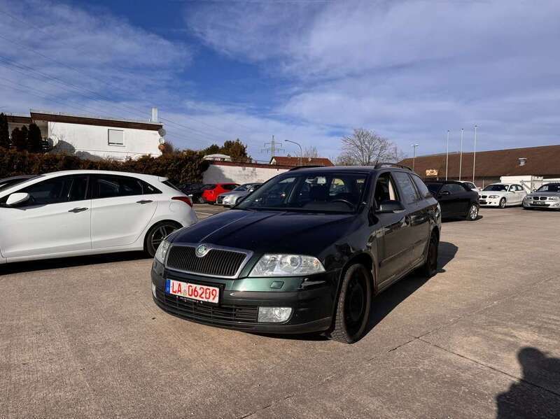 Highland grun met. Gebraucht 2006 Skoda Octavia Elegance Kombi | 1.390 € (Superpreis) - Bild 1/4