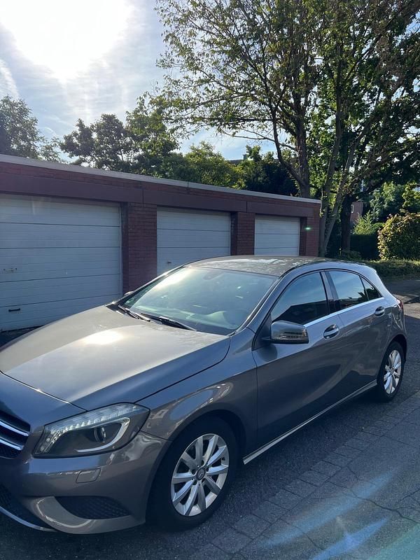 Grau Gebraucht 2012 Mercedes A180 Limousine | 9.800 € (Fairer Preis) - Bild 1/4