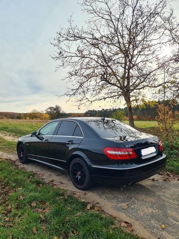 Gebraucht Mercedes E250 Avantgarde 204 PS (150 kW) 2009 Schwarz Limousine
