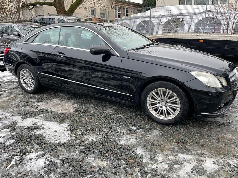 Schwarz Gebraucht 2009 Mercedes E250 Coupé | 5.900 € (Guter Preis) - Bild 1/4