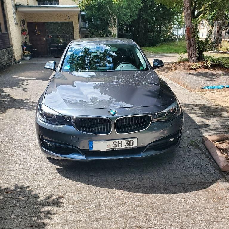 Silber Gebraucht 2020 BMW 320 Gran Turismo M Sport Limousine | 21.400 € (Superpreis) - Bild 1/4