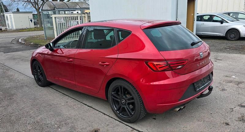 Używany Seat Leon FR 150 KM (110 kW) 2017 Czerwony Sedan/Limuzyna
