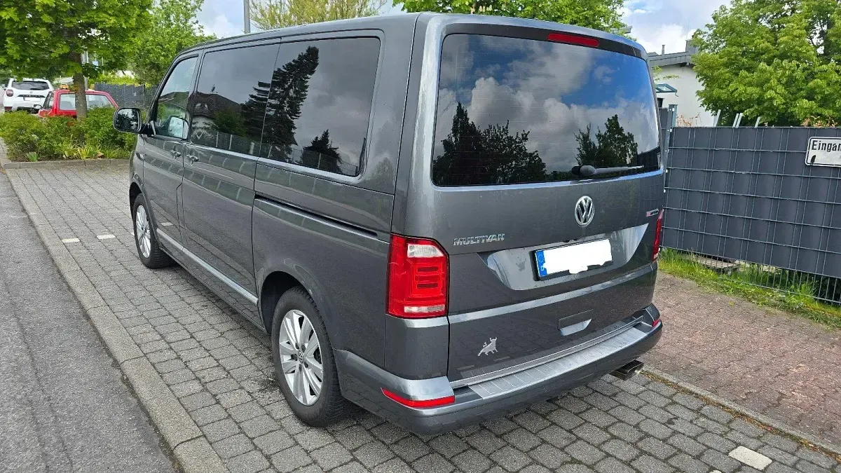 Gebraucht VW Multivan Highline 150 PS (110 kW) 2019 Grau Van / Kleinbus