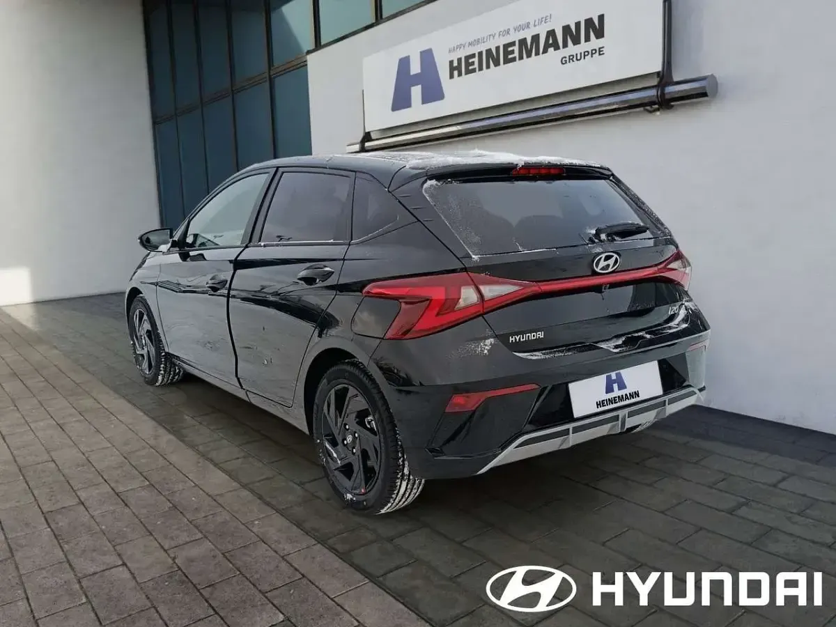 Neu Hyundai i20 Blackline 101 PS (74 kW) 2026 Schwarz Kleinwagen