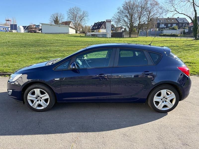 Gebraucht Opel Astra Design Edition 101 PS (74 kW) 2011 Blau Limousine