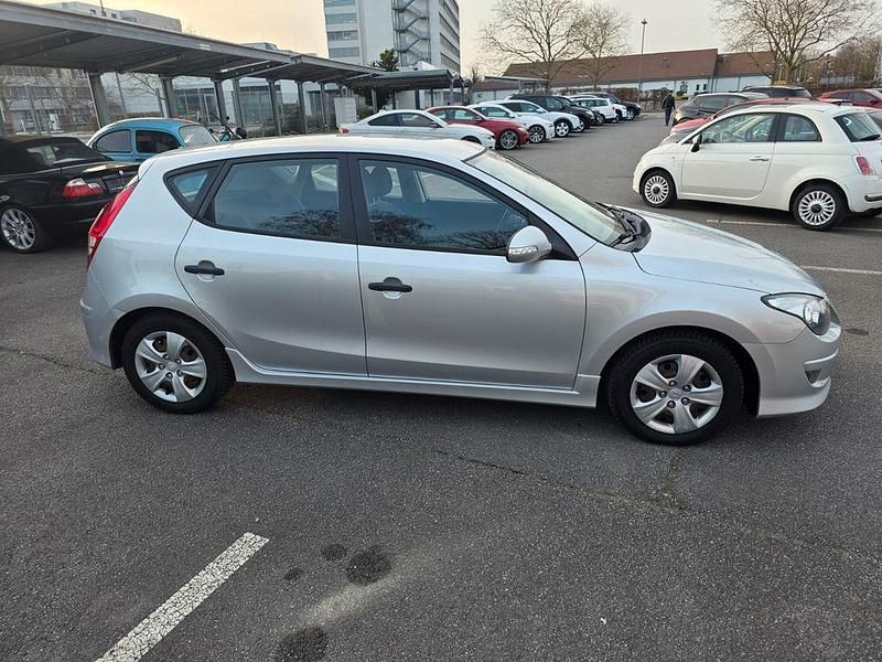 Gebraucht Hyundai i30 Classic 109 PS (80 kW) 2012 Silber Limousine