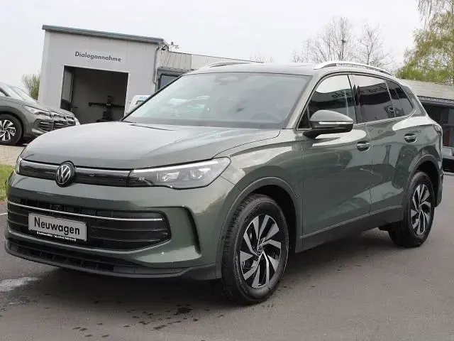 Neu VW Tiguan 150 PS (110 kW) 2026 Cipressino grün metallic SUV