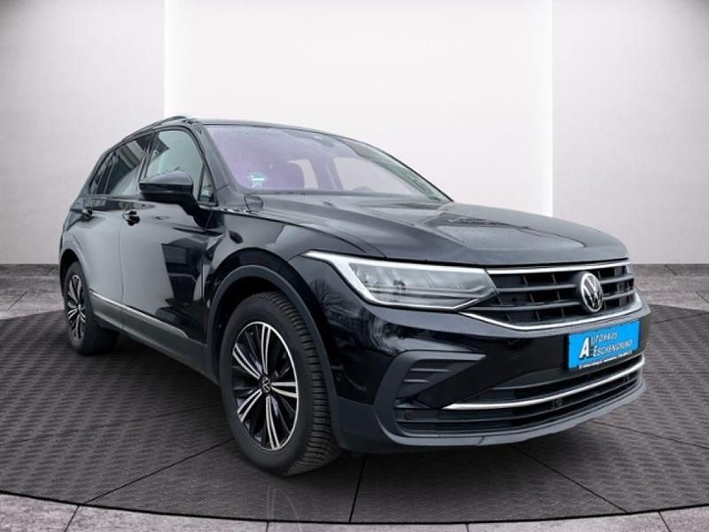 Gebraucht VW Tiguan Active 150 PS (110 kW) 2021 Deep black perleffekt (metallic) SUV