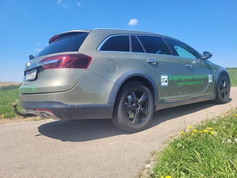 Grün Gebraucht 2013 Opel Insignia Kombi | 6.800 € (Fairer Preis) - Bild 1/4