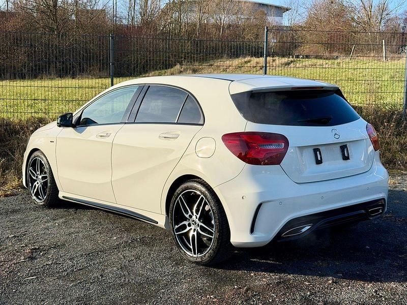 Gebraucht Mercedes A180 AMG line 122 PS (89 kW) 2018 Weiß Kleinwagen