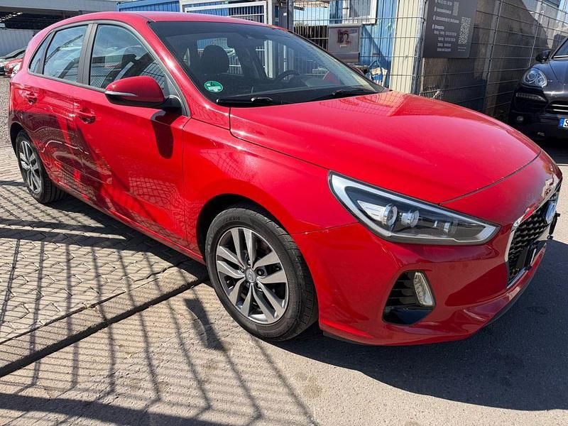 Gebraucht Hyundai i30 Trend 110 PS (80 kW) 2017 Rot Limousine