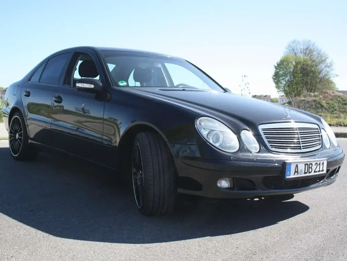 Second-hand Mercedes E200 Classic 122 CP (89 kW) 2005 Negru Berlinǎ