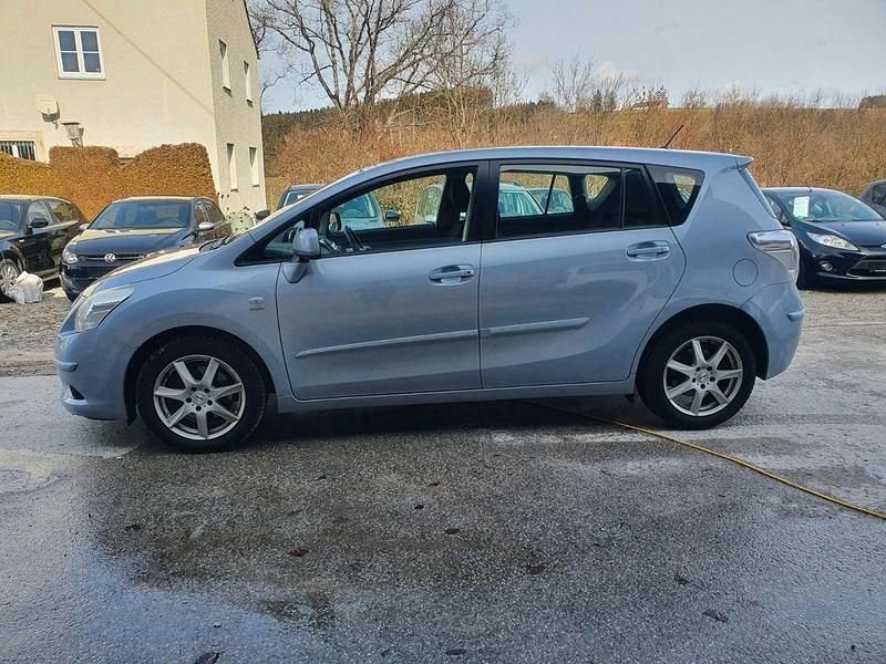 Gebraucht Toyota Verso Life 177 PS (130 kW) 2010 Blau Van / Kleinbus