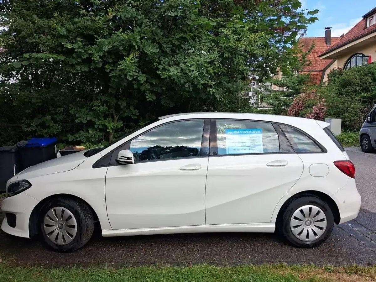 Gebraucht Mercedes B180 Edition 122 PS (89 kW) 2015 Weiß Kleinwagen
