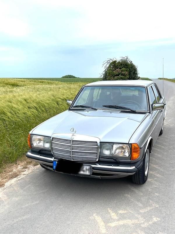 Gebraucht Mercedes 240 65 PS (47 kW) 1977 Silber Limousine