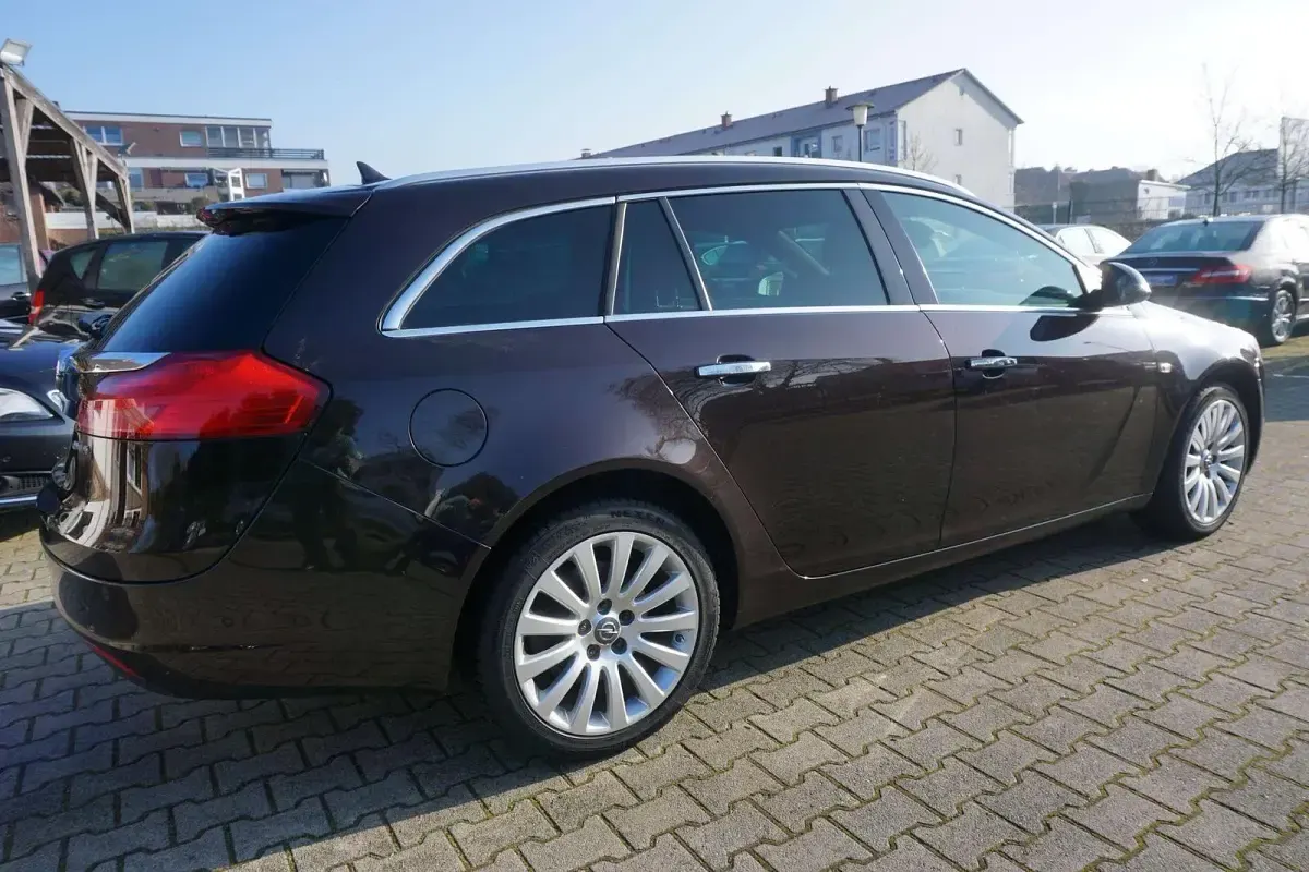 Gebraucht Opel Insignia Innovation 160 PS (117 kW) 2011 Mahogany brown (p2/so) Kombi